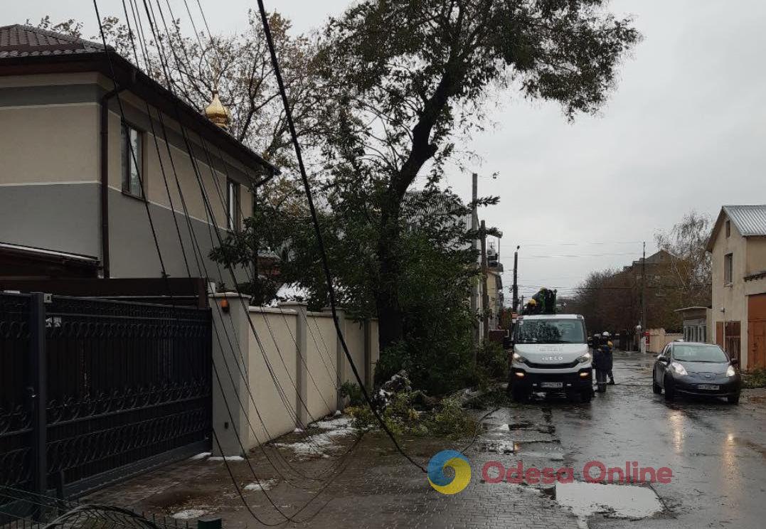 Непогода в Одесской области: энергетики отремонтировали почти 900 трансформаторных подстанций