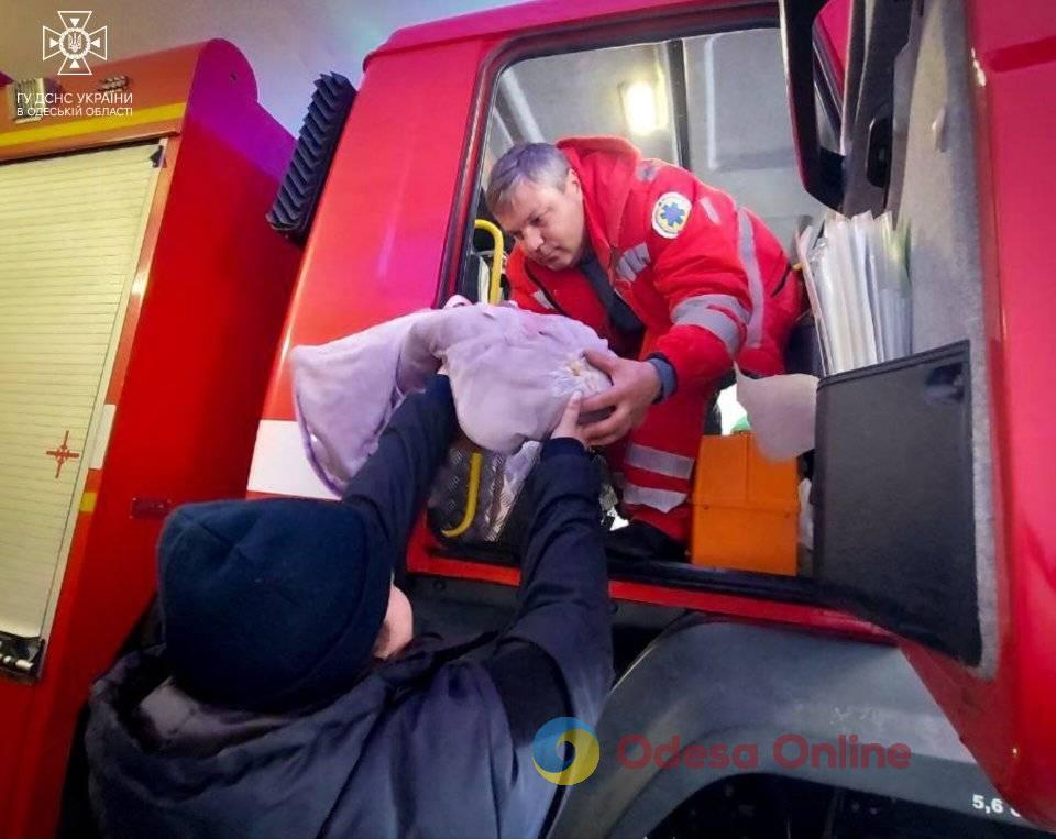 На Одещині рятувальники та поліцейські допомогли породіллі дістатися лікарні під час негоди (відео)