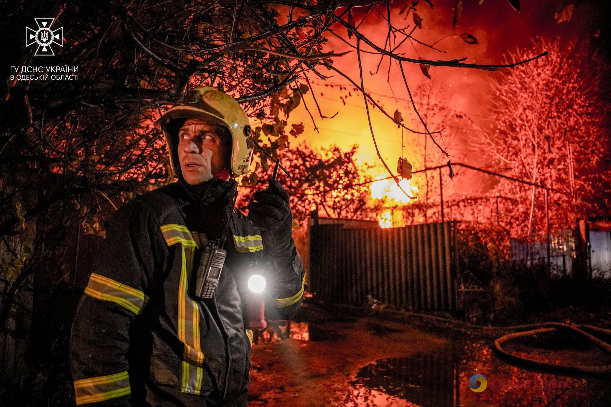 Вогонь охопив 250 квадратних метрів: вранці в Одесі гасили палаючий будинок (фото, відео)
