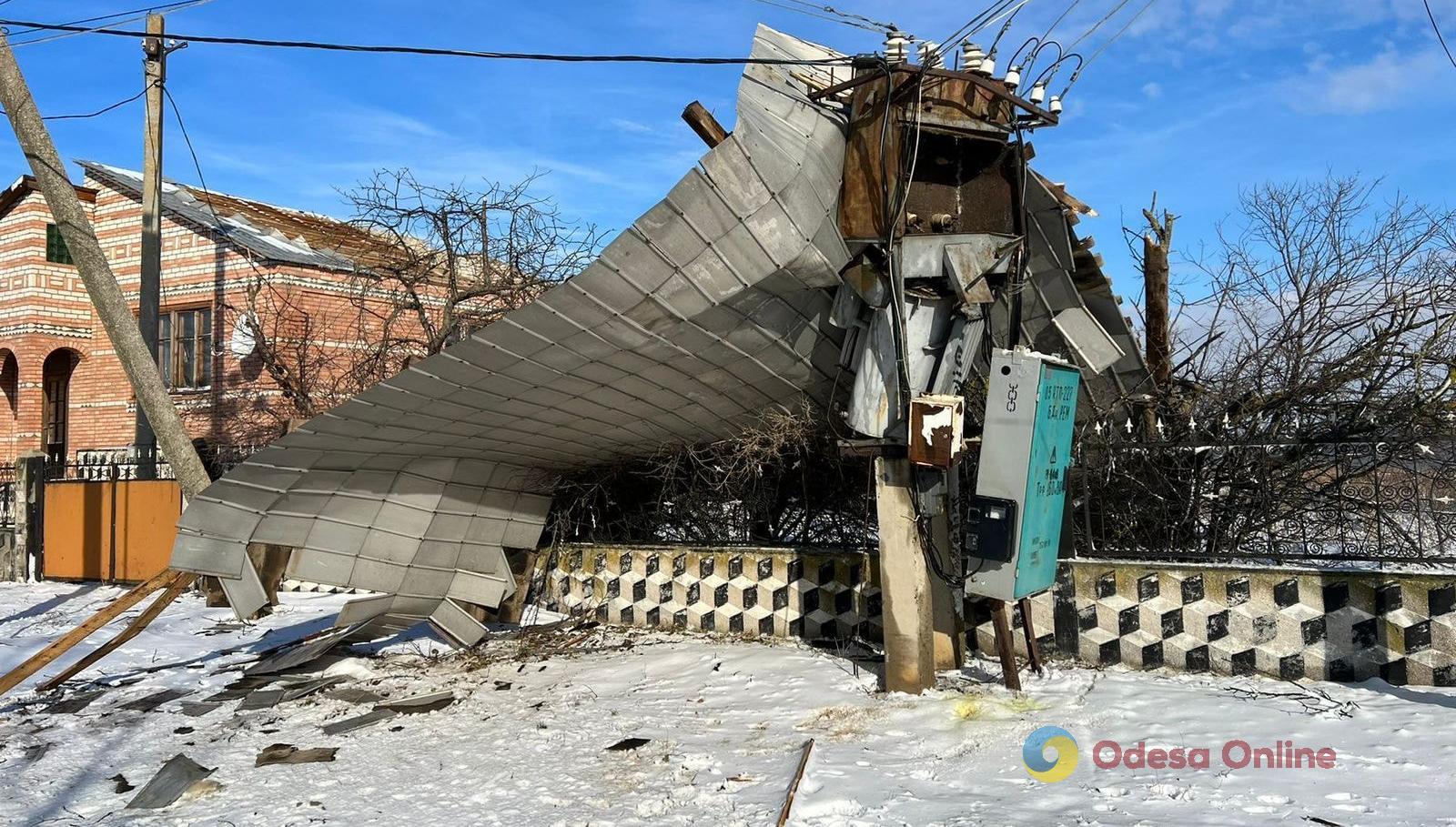 Ні даху, ні світла: на Одещині зірвана покрівля зламала трансформатор