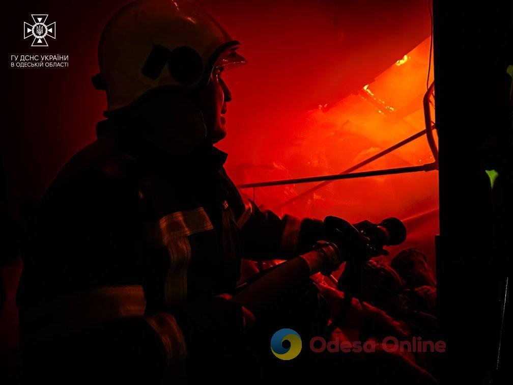 Вогонь охопив 250 квадратних метрів: вранці в Одесі гасили палаючий будинок (фото, відео)