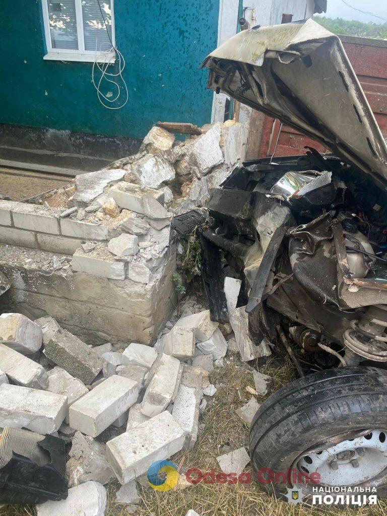 Пьяный житель Березовского района без навыков вождения решил прокатиться: повредил столб, снес забор, уничтожил авто и отправил друга в больницу