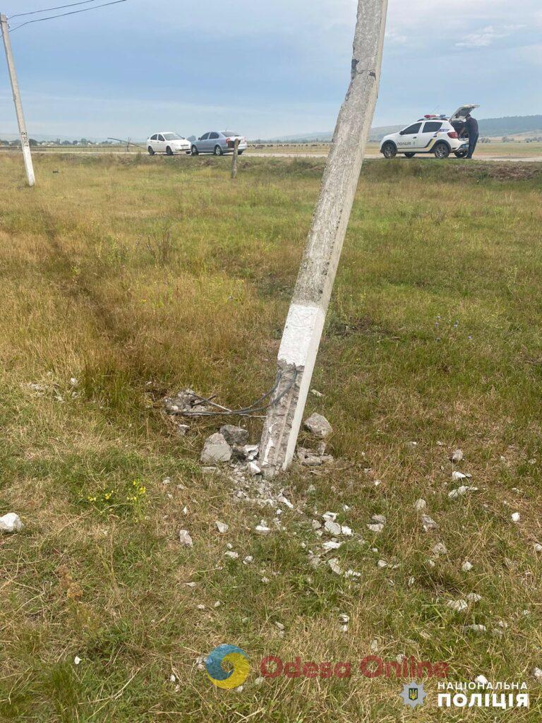 Пьяный житель Березовского района без навыков вождения решил прокатиться: повредил столб, снес забор, уничтожил авто и отправил друга в больницу