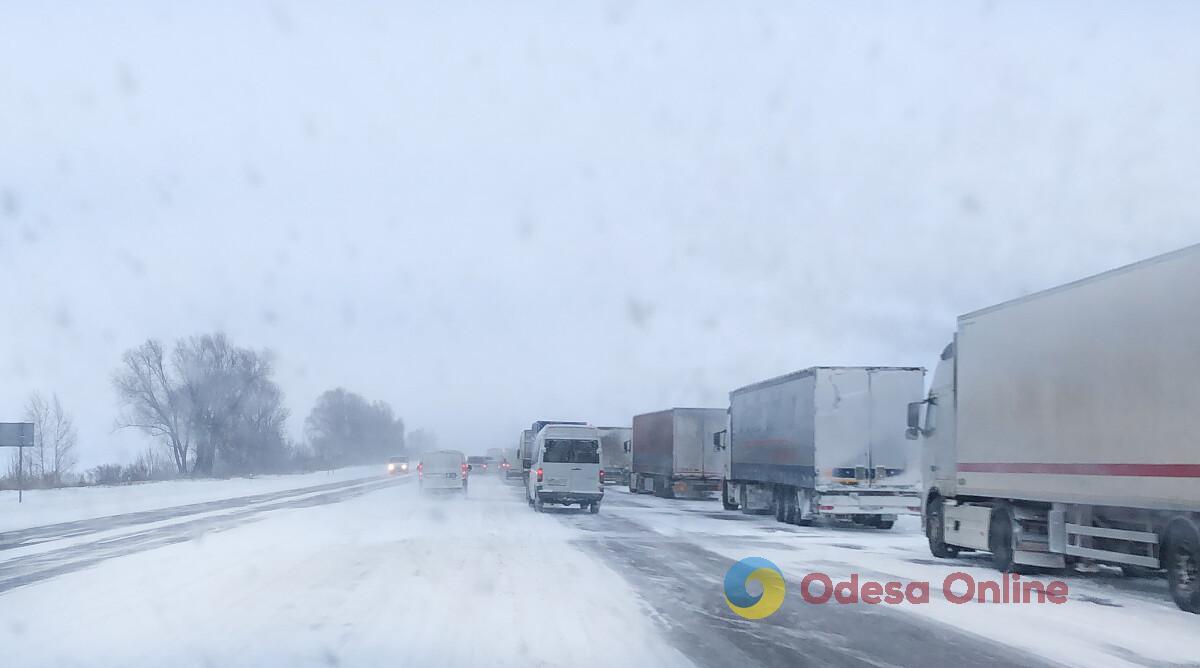 Непогода в Одесской области: движение транспорта по трассе Одесса-Киев полностью запретили