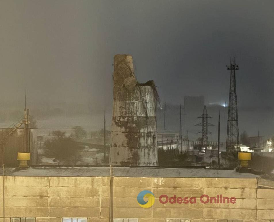 Наслідки негоди: в Одесі обвалилася димова труба котельні великої потужності (відео)
