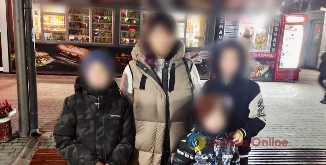 Трое пропавших мальчиков из Одесской области нашли вместе с матерью на автовокзале Тернополя