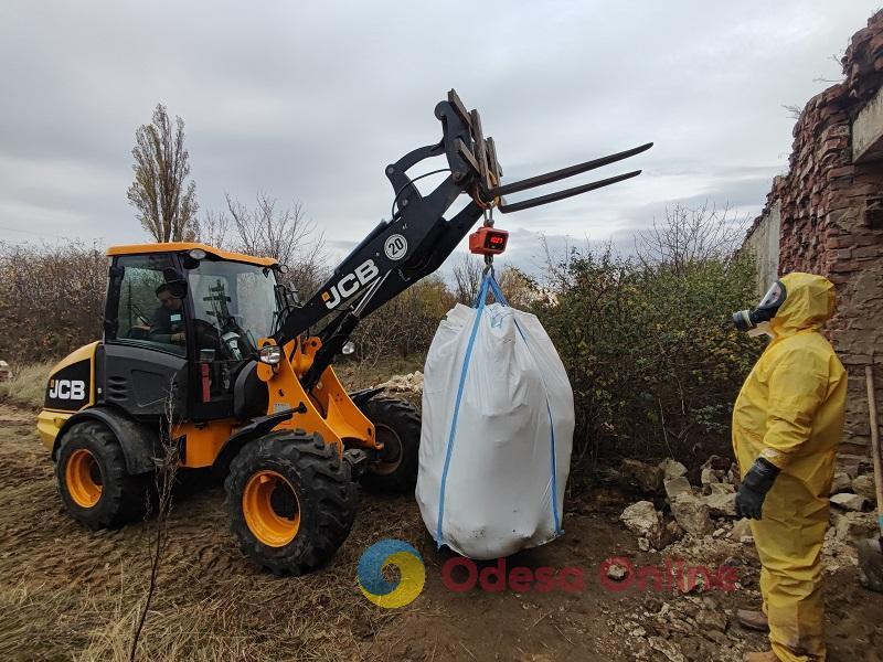 В Одесской области специалисты собрали  полсотни тонн химических отходов (фото)