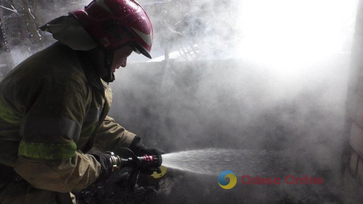 Одеські рятувальники ліквідували пожежу в неексплуатуємій будівлі на Семінарській