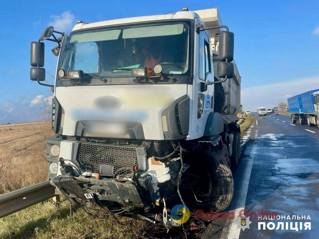 ДТП на дорозі Одеса – Мелітополь – Новоазовськ: автомобіль зім’яло, двоє людей загинули