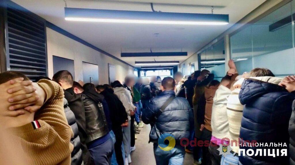 В Одесской области задержали организатора и коллектив мошеннического колл-центра