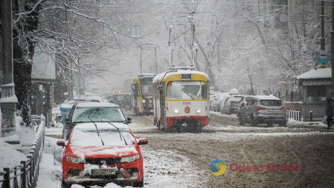 Снежная буря: в Одессе электротранспорт до сих пор не работает в полном объеме