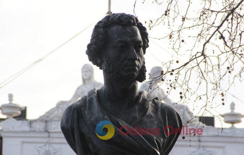 В Одессе памятник Пушкину на Думской площади облили красной краской