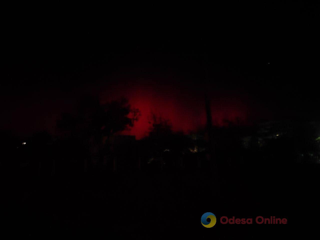 В небе над Украиной наблюдается «кровавое» сияние — появились фото из Одесской области