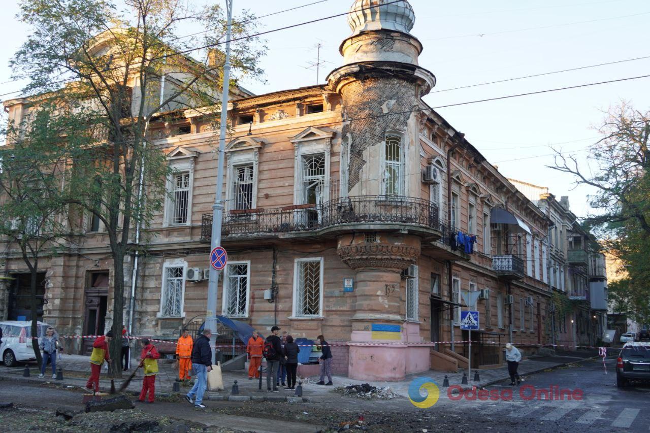 Как выглядит фасад одесского Худмузея и дома рядом с ним после атаки россиян (фото)