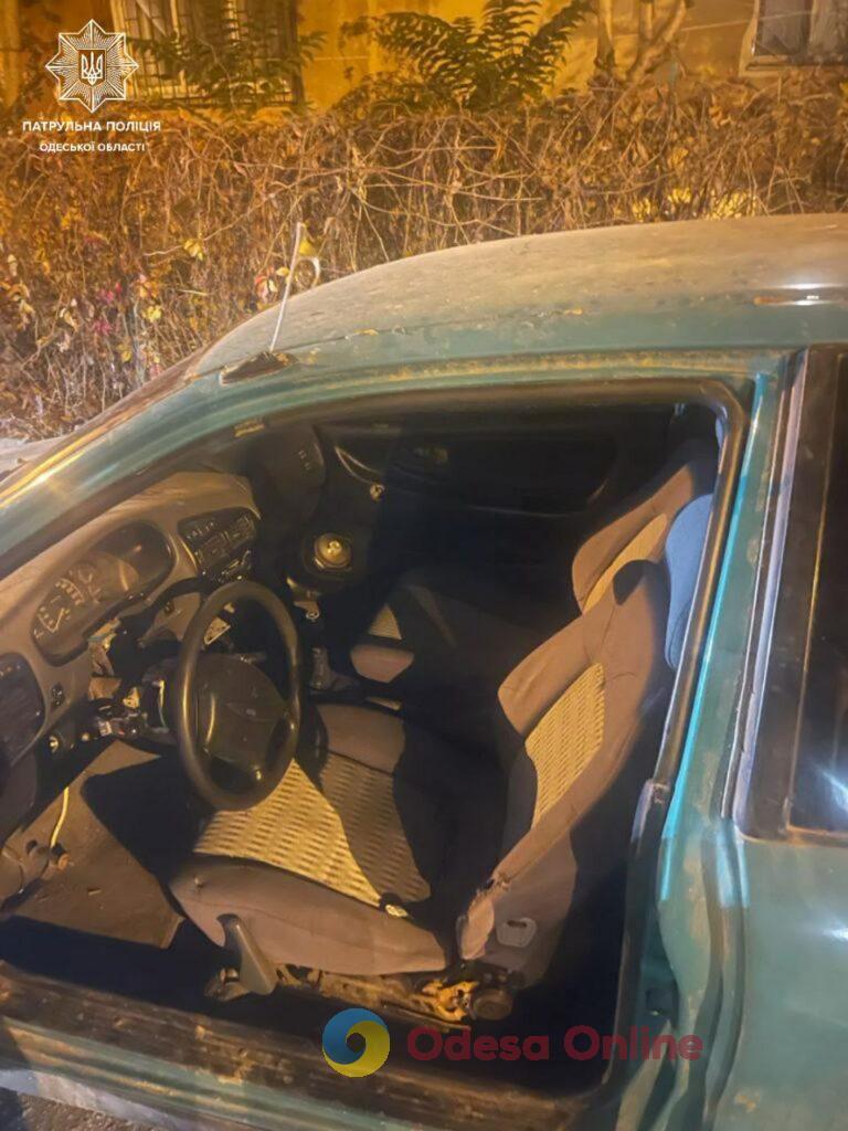 Одеса: злодії викрали у одесита непрацюючий автомобіль
