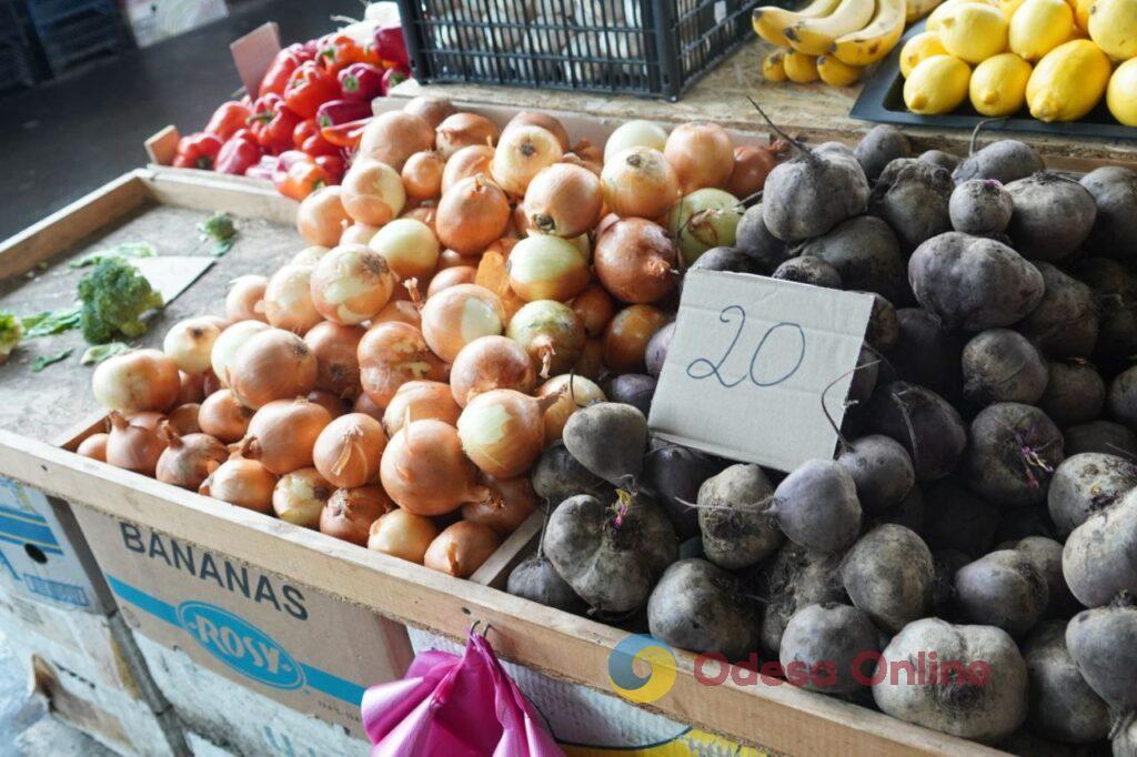 Гранат, курка та сир: суботні ціни на одеському «Привозі»