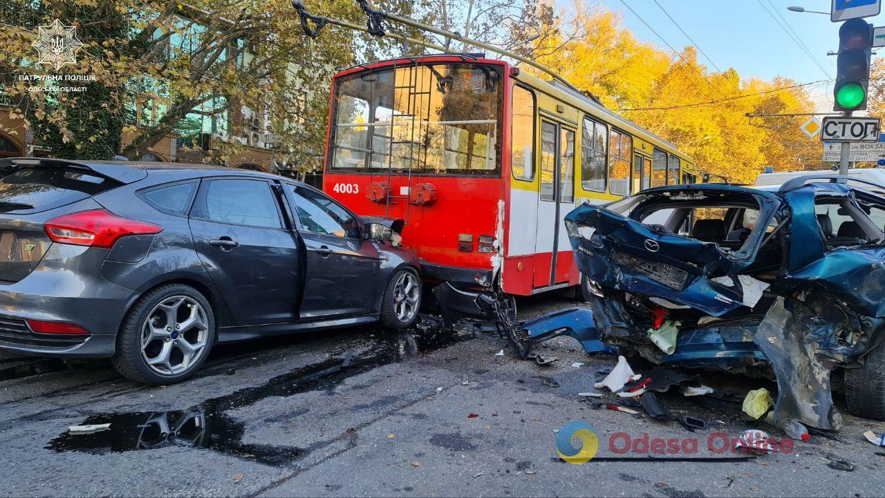 В Одессе на Таирова столкнулись два автомобиля и троллейбус — пострадал один из водителей