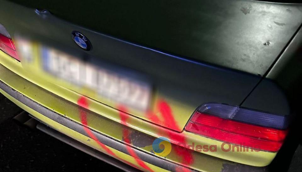 Одесса: водитель BMW попался на сливе горючего из автомобилей