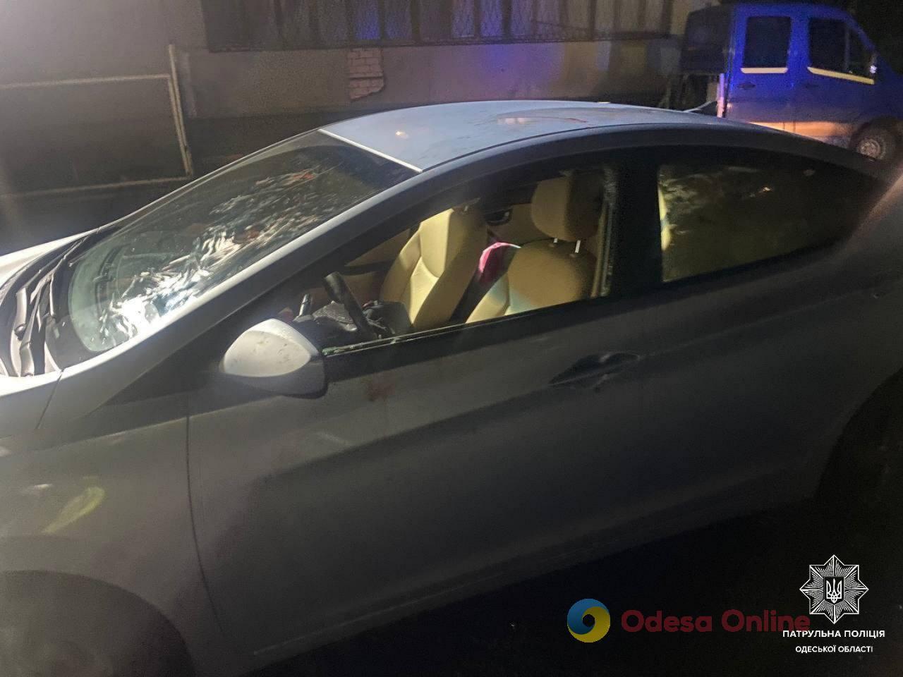 Одесские патрульные задержали пьяного неадеквата, который повредил чужое авто и угрожал женщине