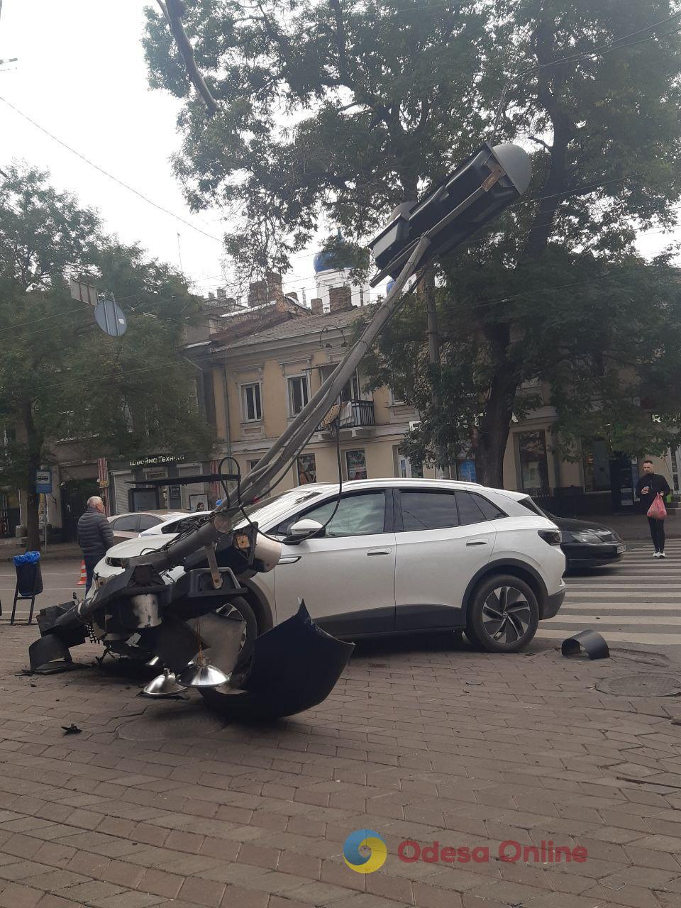 У центрі Одеси зіткнулися автівки – одна з них врізалася у світлофор, який впав на дівчину