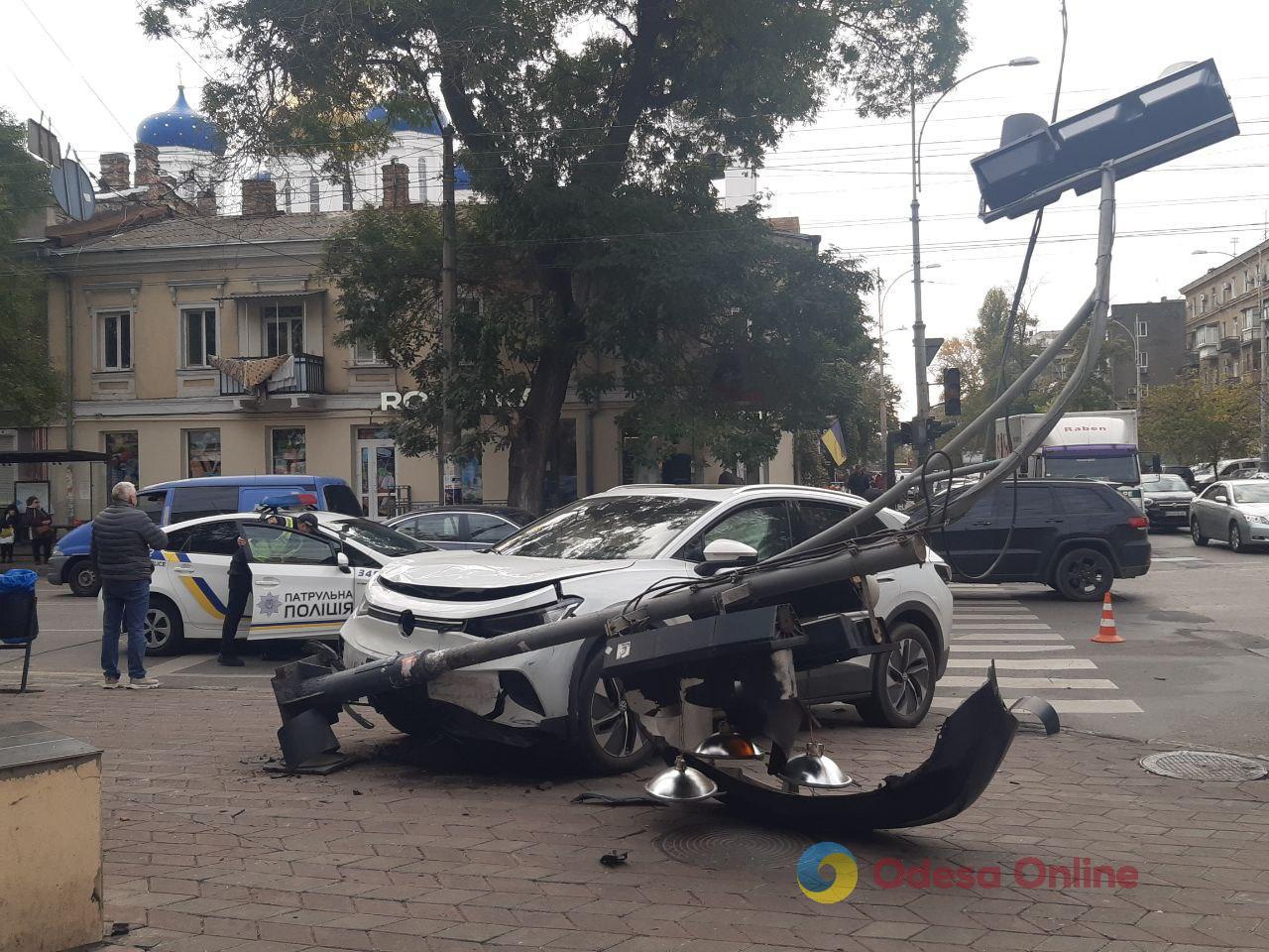 У центрі Одеси зіткнулися автівки – одна з них врізалася у світлофор, який впав на дівчину