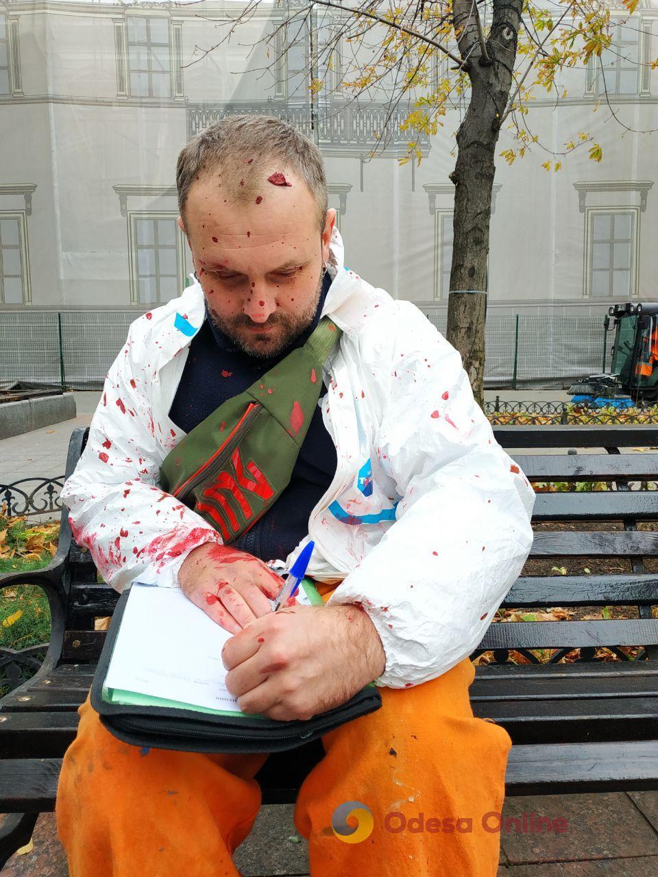 Художником, який облив фарбою пам’ятник Пушкіну в Одесі, зайнялися правоохоронці