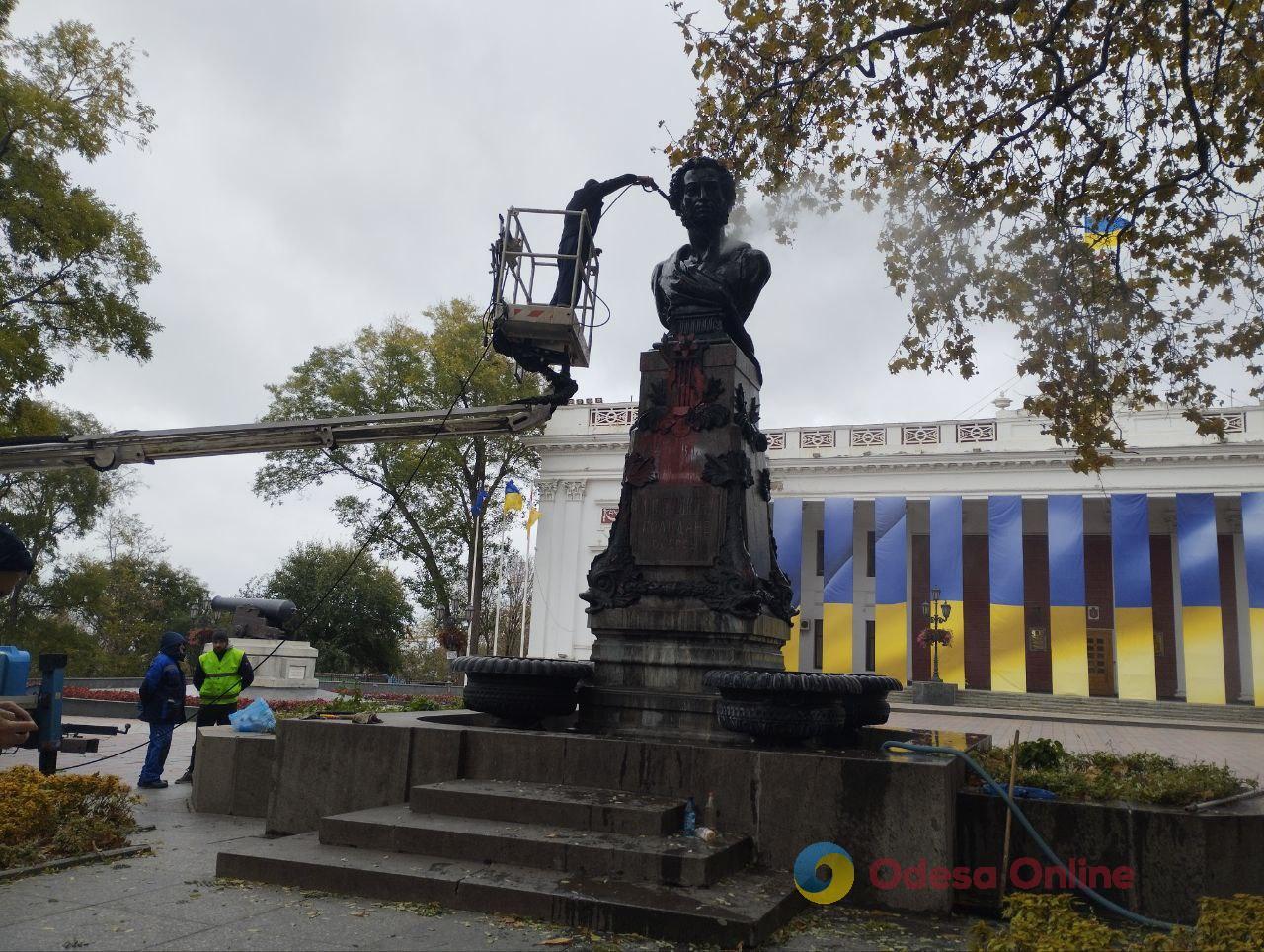 Художником, який облив фарбою пам’ятник Пушкіну в Одесі, зайнялися правоохоронці