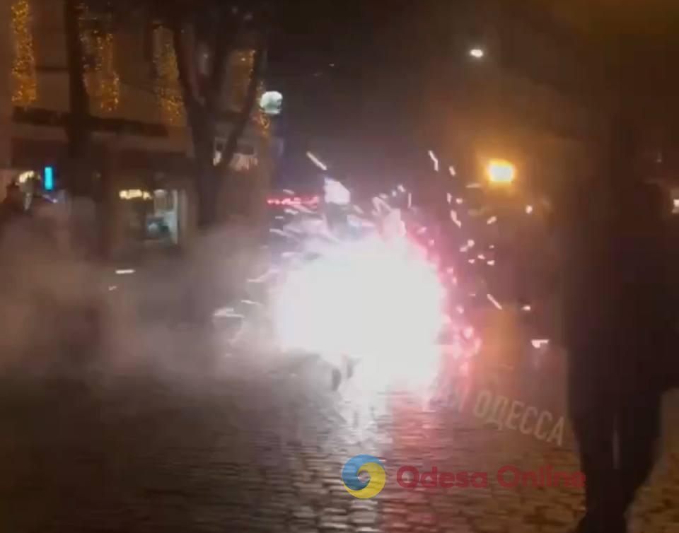 В Одесі чоловік запустив феєрверк на Дерибасівській (відео)