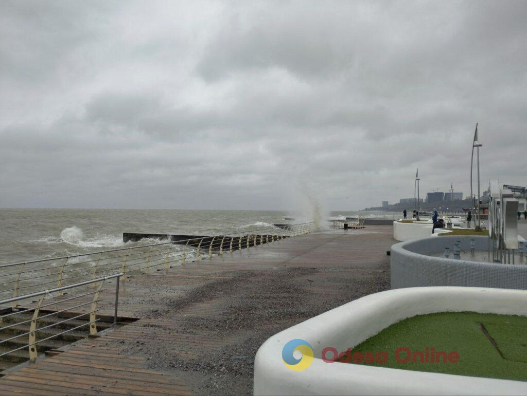 В Черном море бушует сильный шторм (фоторепортаж)