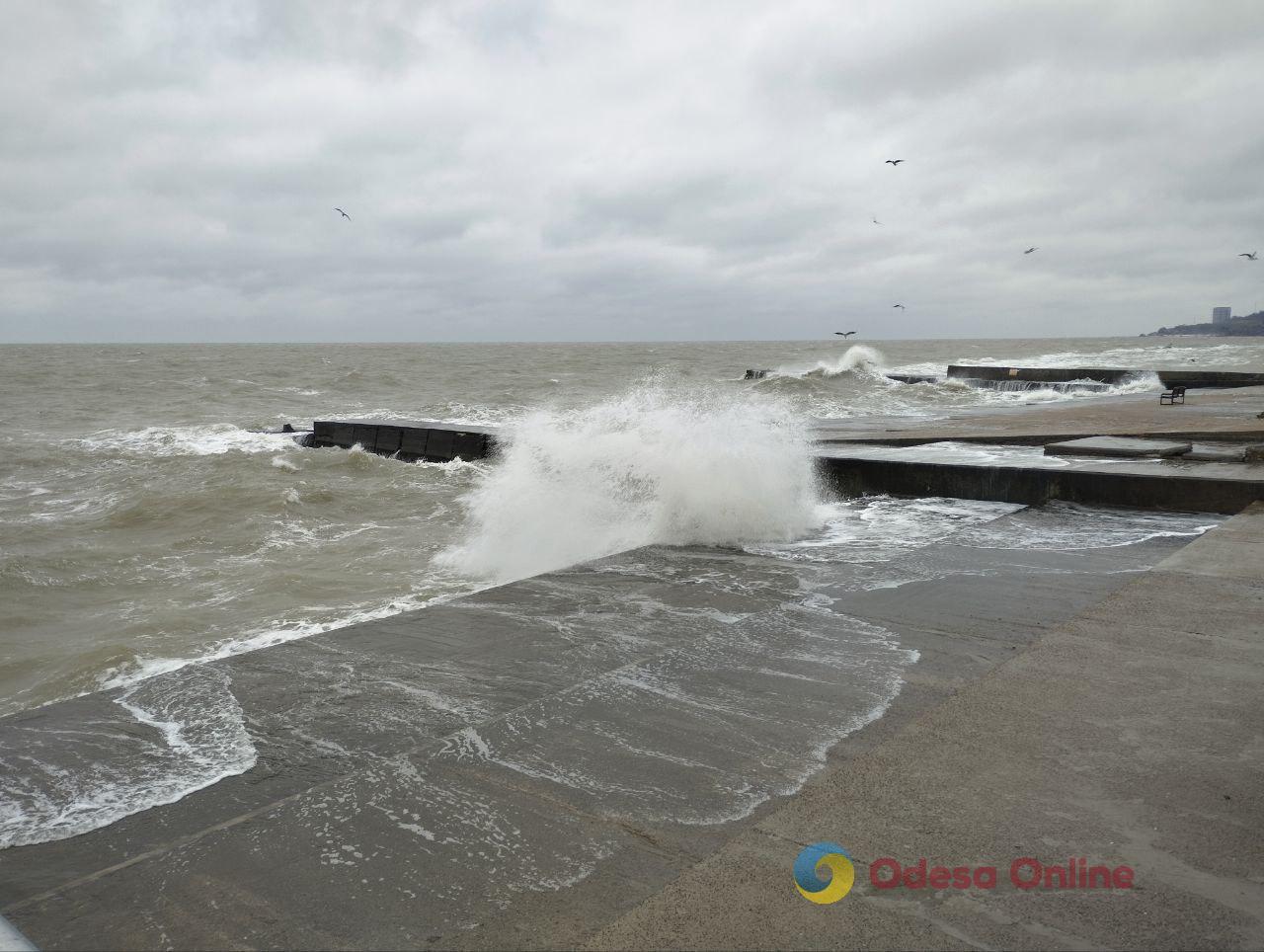 В Черном море бушует сильный шторм (фоторепортаж)
