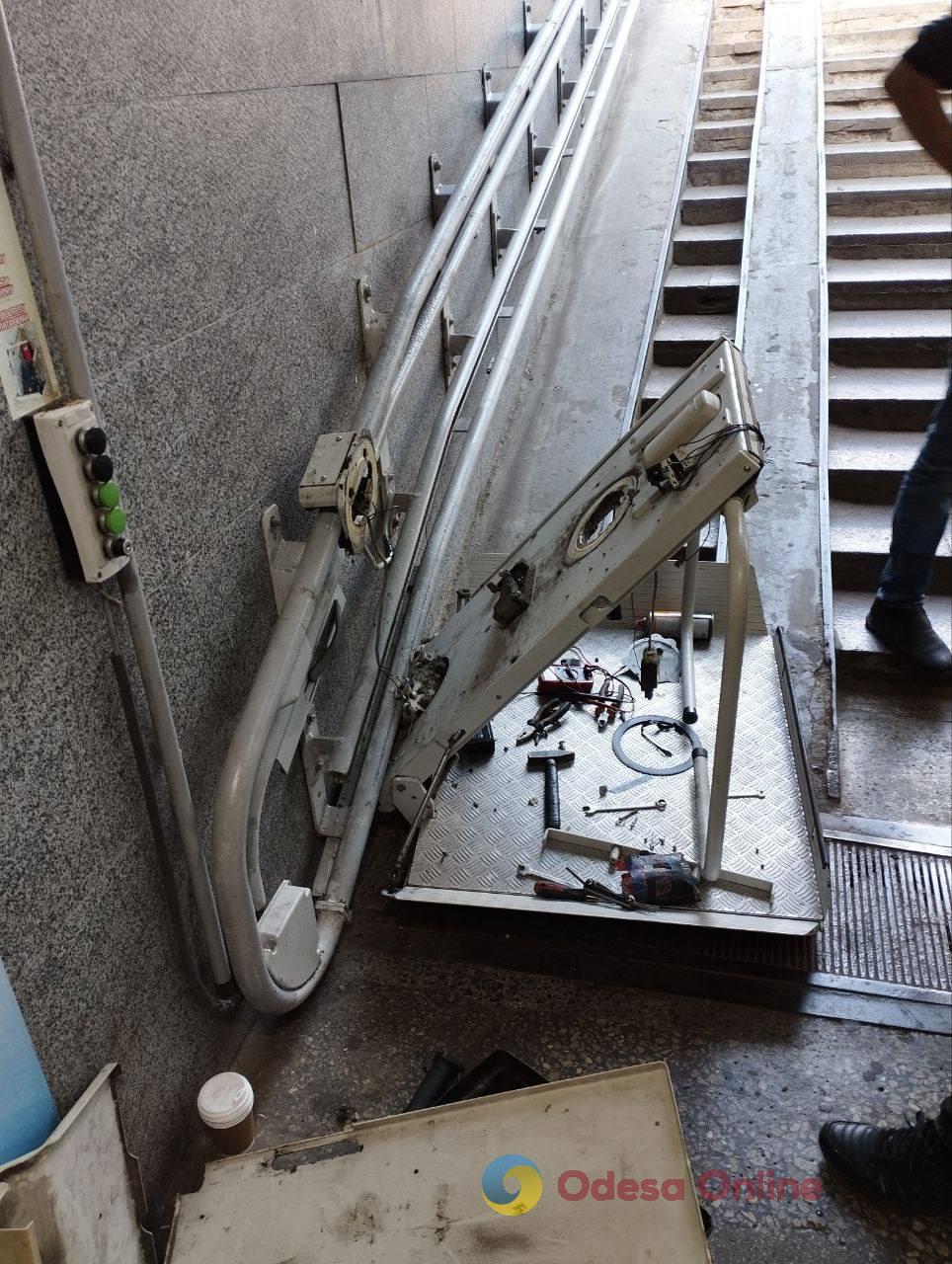 В Одесі вандали пошкодили електричний підйомник біля вокзалу (фотофакт)