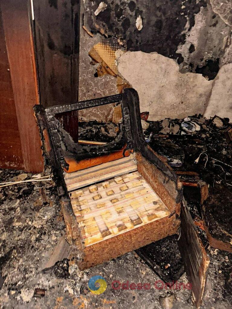 В Одессе горела квартира на четвертом этаже жилого дома