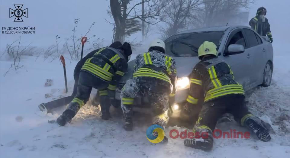 Рятувальники Одещини звільнили з заметів 130 авто (відео)