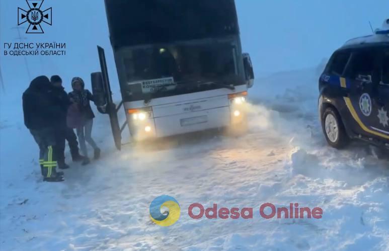 Спасатели Одесской области освободили из сугробов более 500 авто (видео)