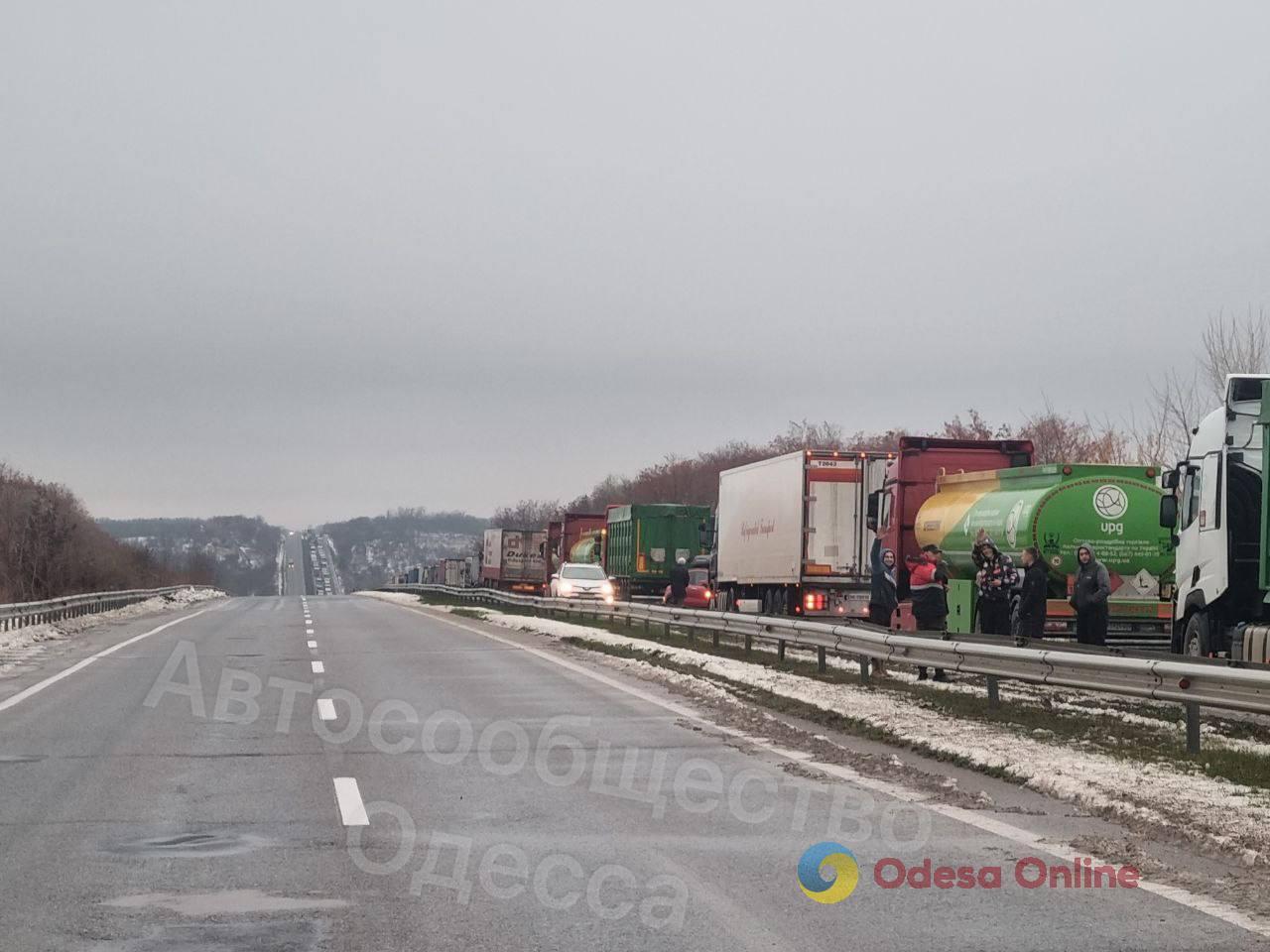 За Кривим озером київську трасу у бік Одеси частково заблоковано вантажівками, – соцмережі (фото, відео)
