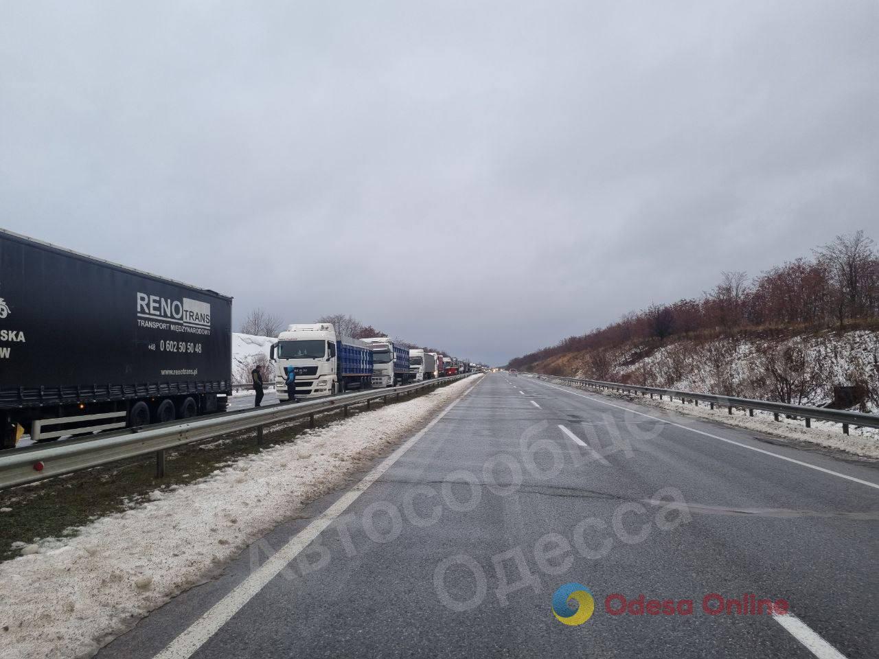 За Кривим озером київську трасу у бік Одеси частково заблоковано вантажівками, – соцмережі (фото, відео)