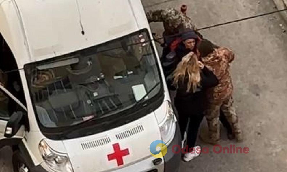 В ЖМ «Радужный» люди в военной форме пытались затолкнуть мужчину в «скорую» (видео)