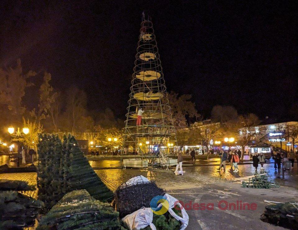 В Одессе начали монтировать главную елку города (фотофакт)
