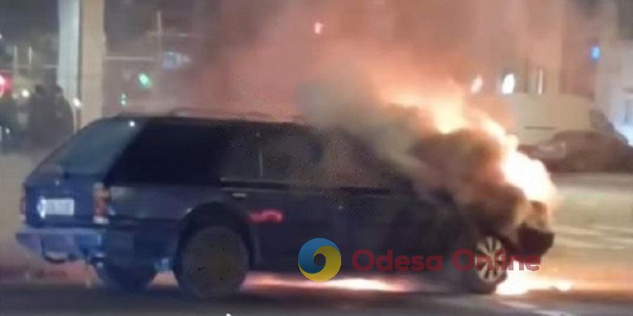 В центре Одессы посреди дороги загорелся автомобиль (видео)