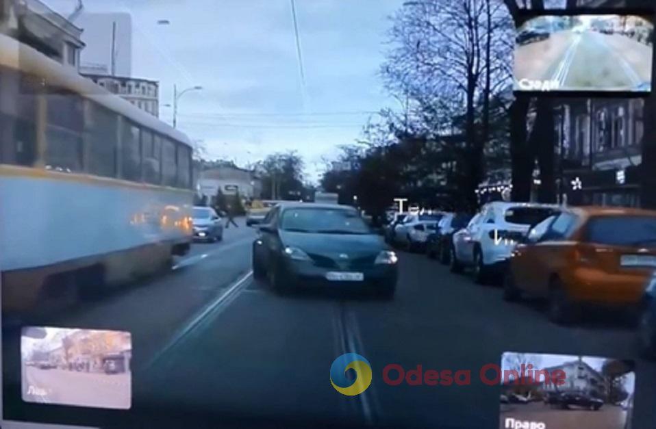 Одесские патрульные оштрафовали женщину-водителя, ставшую «звездой» соцсетей (видео)