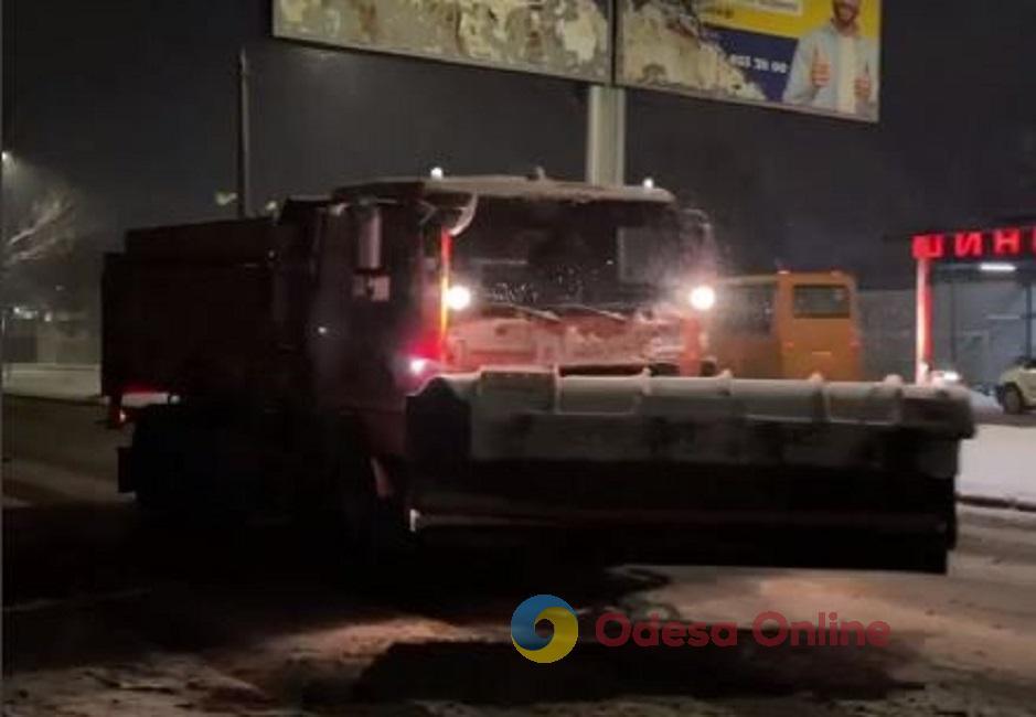 Негода в Одесі: на вулицях міста працює спецтехніка
