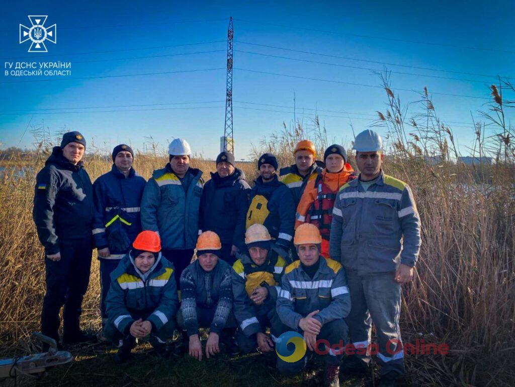 Одеські рятувальники допомогли енергетикам дістати з лиману високовольтні проводи
