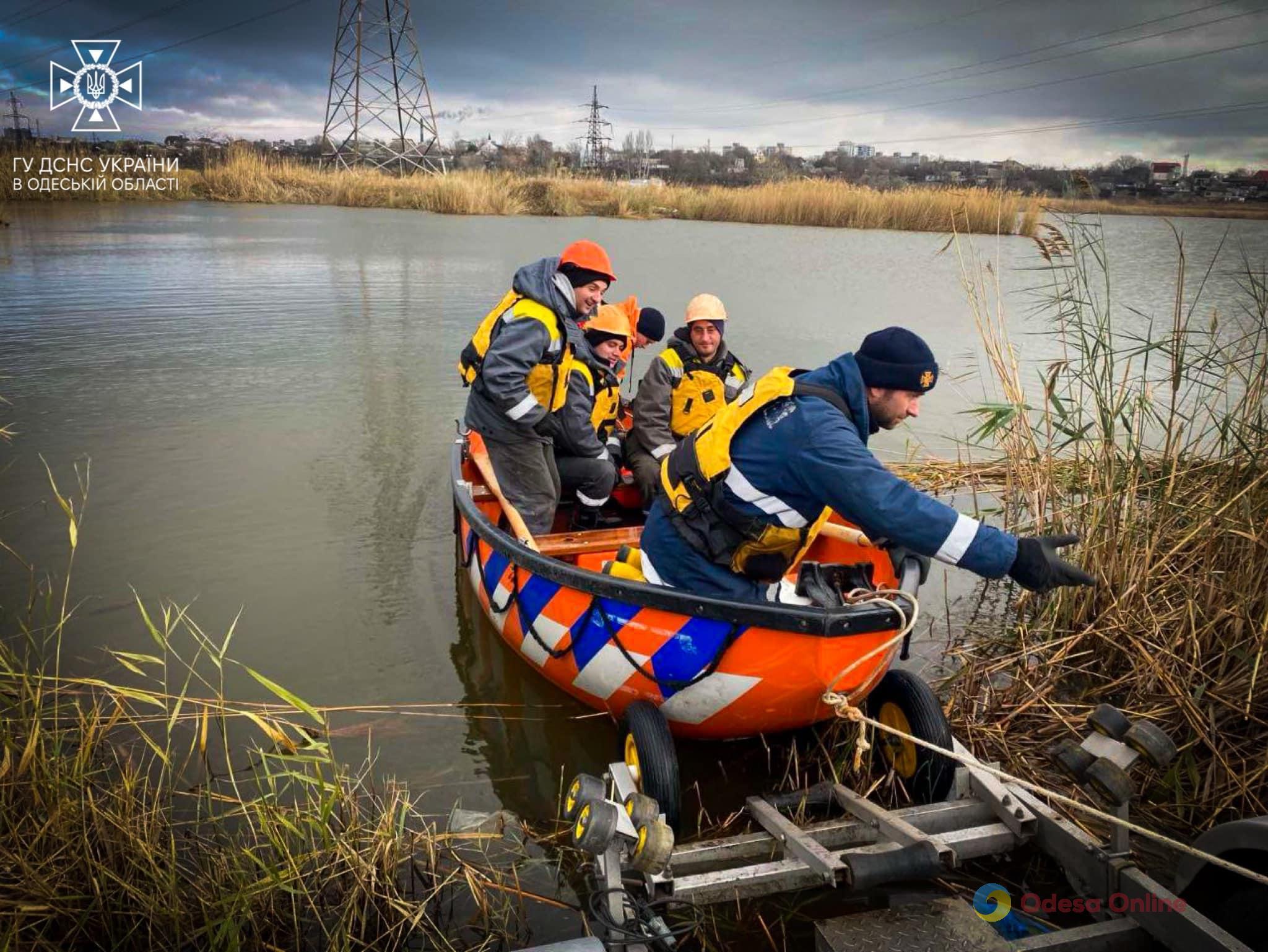 Одесские спасатели помогли энергетикам достать из лимана высоковольтные провода