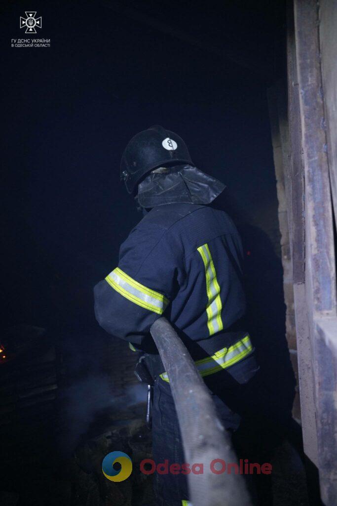 Вночі в Одесі сталася пожежа в цеху одного із заводів (відео)