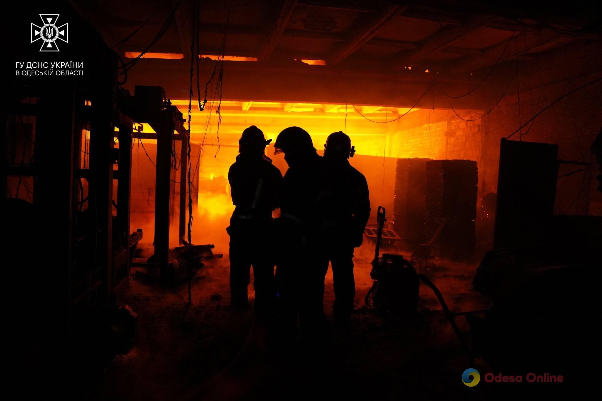 Вночі в Одесі сталася пожежа в цеху одного із заводів (відео)