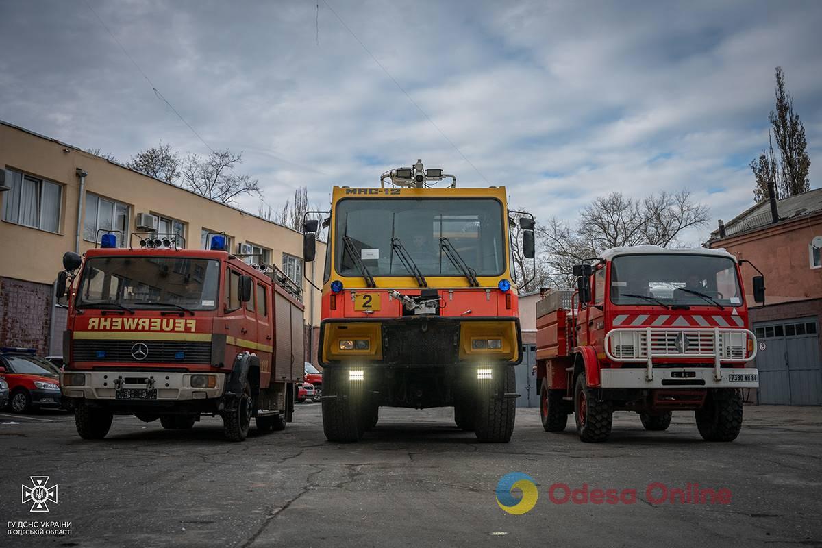 Благодійна допомога: рятувальники Одещини отримали три автоцистерни підвищеної прохідності (фото, відео)