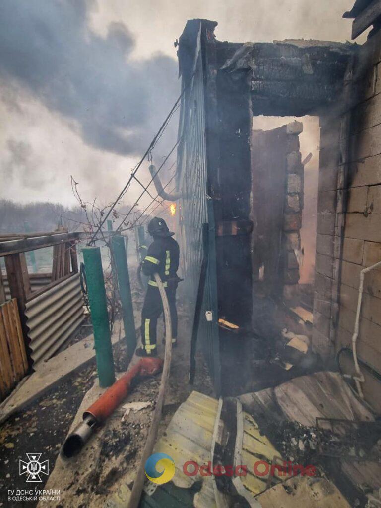 Под Одессой сгорел частный дом с гаражом и автомобилем