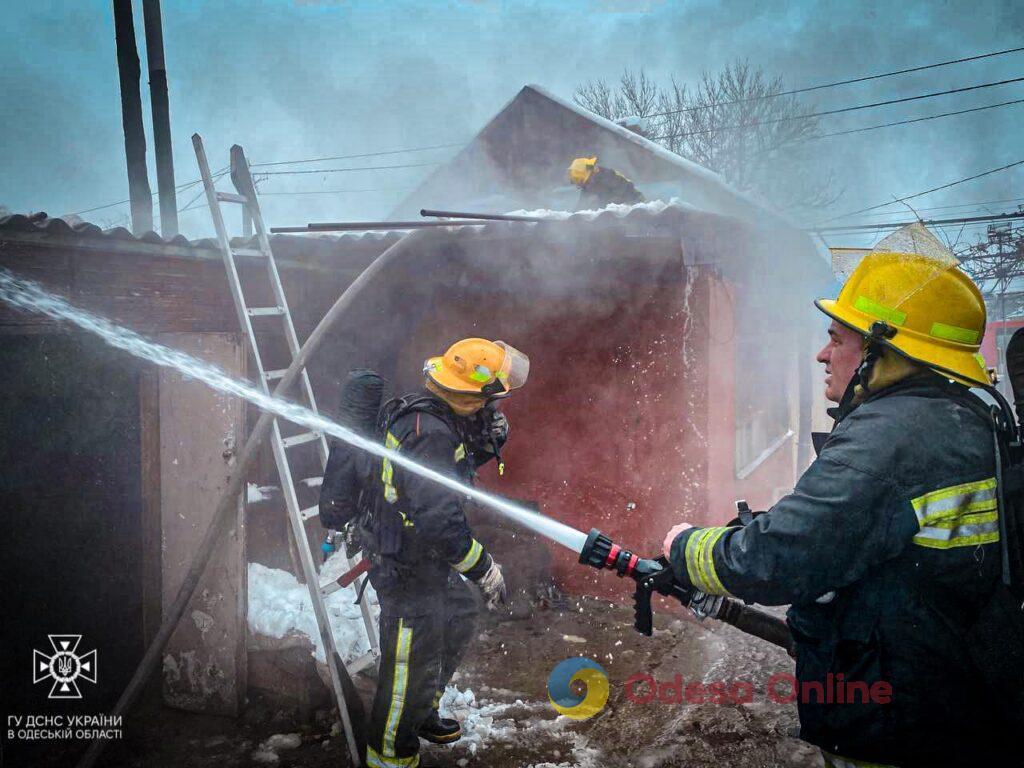 Спасатели вынесли из огня двух младенцев и ликвидировали пожар в жилом доме