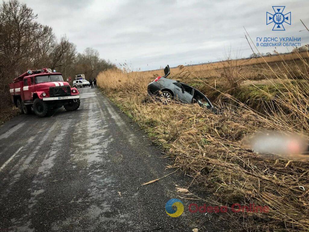 На Одещині з каналу витягли авто з двома трупами