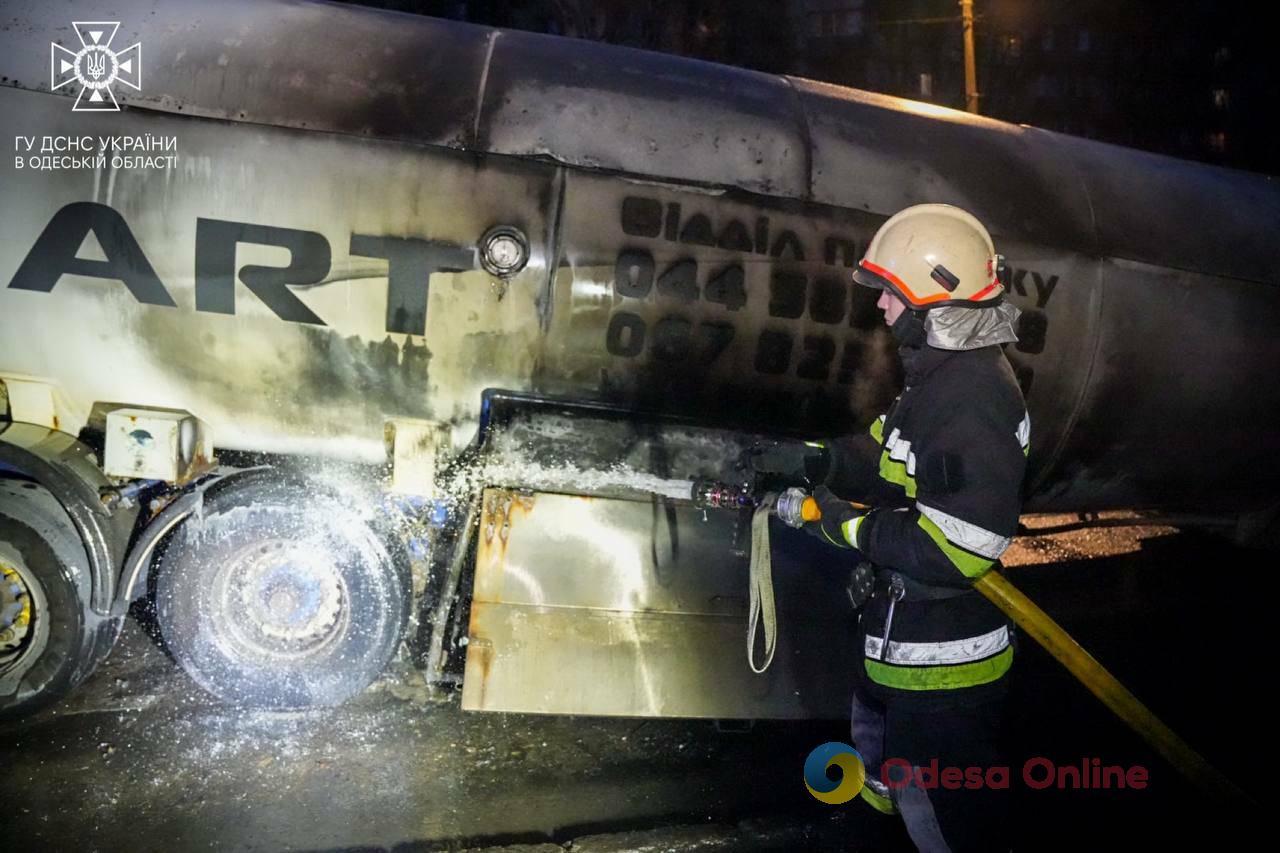В Одессе утром загорелся газовоз (фото, видео)